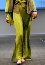 Load image into Gallery viewer, one-size-fits-all Pleated Pants WeAr
